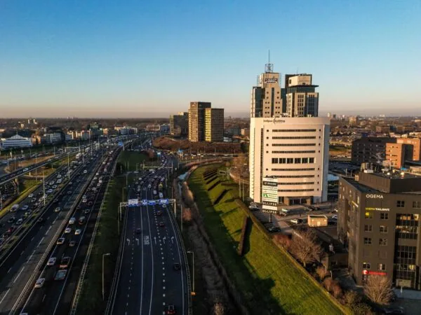Luchtfoto van Rivium Quadrant in Capelle aan den IJssel met kantoorgebouwen en druk verkeer op de snelweg A16.